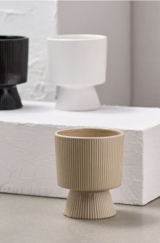 Керамічний вазон на ніжці з рифленням - пшеничний