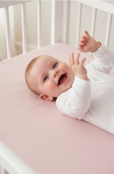 Дитяче велюрове простирадло на резинці - пастельний рожевий