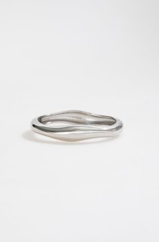 Сріблястий браслет заокругленої форми