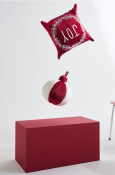 Наволочка зі святковою вишивкою JOY - червоний