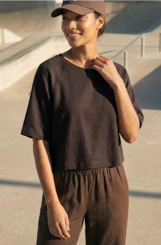 Комфортна блуза з коротким рукавом з домішкою віскози - темно коричневий