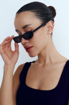 Чорні сонцезахисні окуляри з овальними поляризованими лінзами