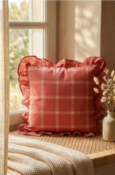 Декоративна подушка з оборкою - червоний