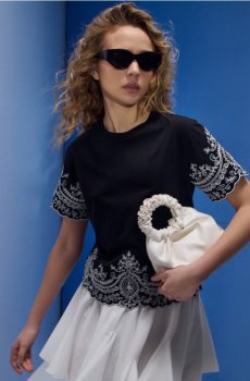 Бавовняна футболка з вишитим візерунком - чорний