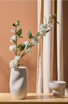 Декоративна рослина у формі гілочки квітучої вишні - білий