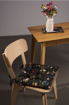 Подушка на стілець з квітковим мотивом - чорний