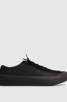 Черные кроссовки с логотипом