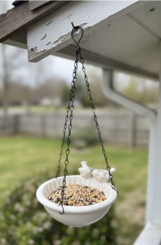 Підвісна годівниця для птахів із фігурками пташок - нюдовий