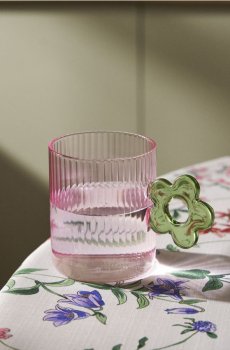 Рифлена скляна чашка з декоративною ручкою - пастельний рожевий