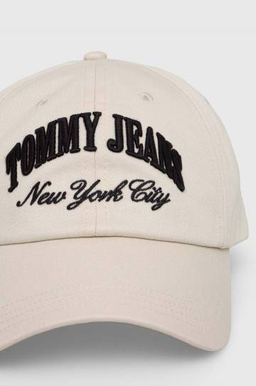 Хлопковая кепка Tommy Jeans цвет бежевый с аппликацией AW0AW15959 Хлопковая кепка Tommy Jeans цвет бежевый с аппликацией AW0AW15959