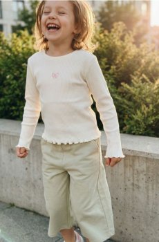 Футболка з трикотажу в рубчик - кремовий