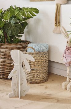 Великодня стояча декорація у формі зайця - бежевий