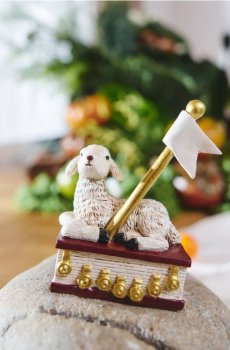 Великодня фігурка ягняти з прапорцем на книжці - кремовий