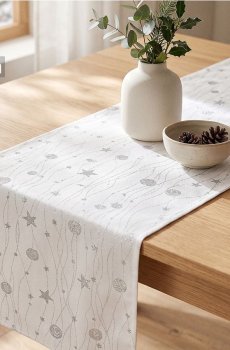Різдвяна доріжка на стіл з металізованими ялинковими кульками та зірками - срібний