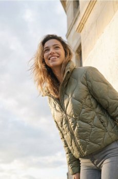 Стьобана куртка з високим коміром - свіжий зелений