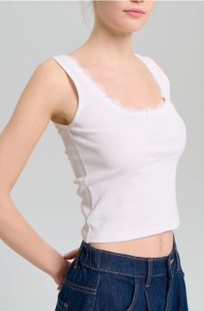 Бавовняний рельєфний топ з мереживом на вирізі - білий