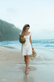 Молочна сукня міні з прошви