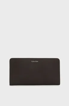 Женский темно-коричневый кошелек FOIL LOGO  PASSPORT Коричневый ONESIZE Calvin Klein LV04F1205G