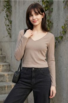 Блуза з довгими рукавами і мереживом на декольте - кавовий