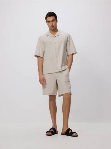 Reserved - Шорти loose з текстурованої тканини - бежевий - YV281-08P