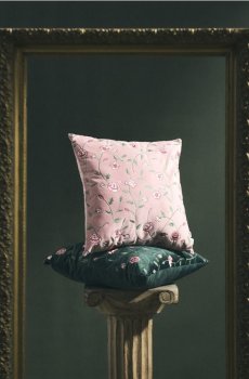 Декоративна подушка з вишитими квітами - пастельний рожевий