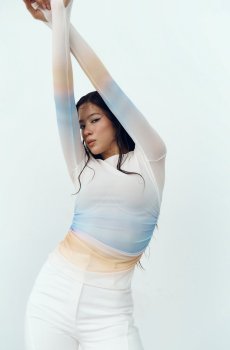 Молочний лонгслів зі стрейч-сітки з градієнтом