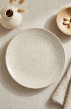 Керамічна тарілка з тисненим візерунком - кремовий