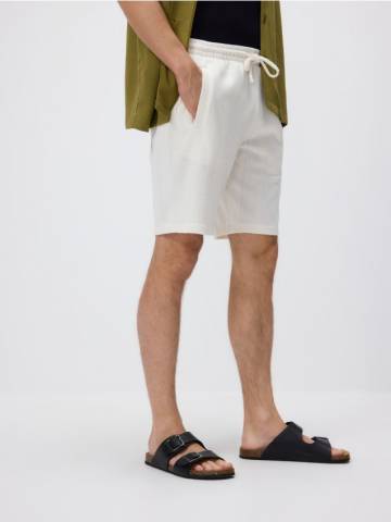 Reserved - Структуровані шорти звичайні - кремовий - 623EF-01X