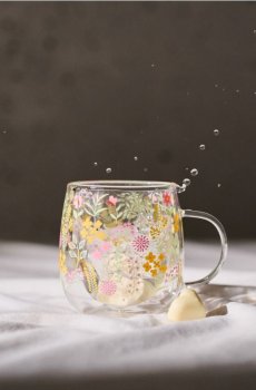 Скляна кружка з квітковим мотивом - різнобарвний