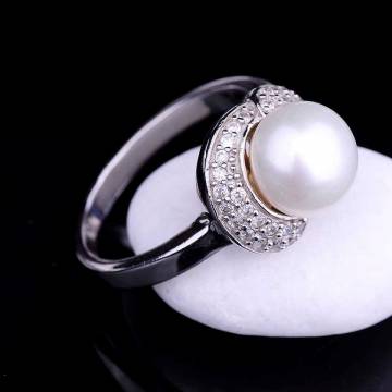 Серебряное кольцо с фианитами и культ. пресн. жемчугом 111084 Серебряное кольцо с фианитами и культ. пресн. жемчугом 111084