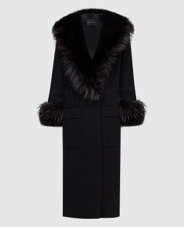 Черное пальто из кашемира с мехом лисы