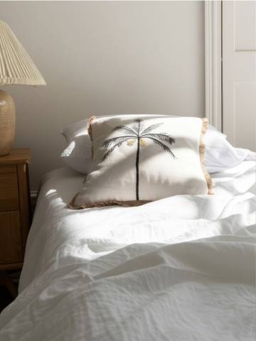 Декоративна подушка - бежевий