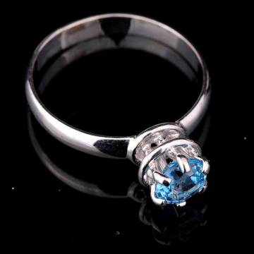 Золотое кольцо с голубым топазом к02598 Золотое кольцо с голубым топазом к02598