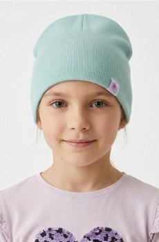 Шапка-біні з трикотажу в рубчик з нашивкою - блідо-зелений