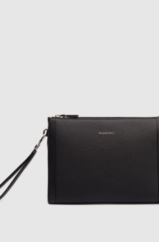 Черный кожаный клатч с фактурным логотипом