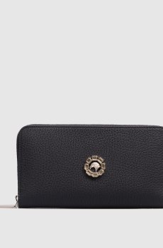 Синий кожаный кошелек с металлической эмблемой