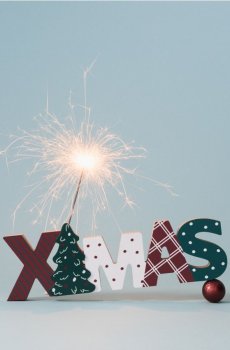 Стояча різдвяна декорація у формі напису Xmas з мотивом ялинки - різнобарвний