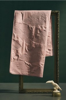 Покривало на ліжко з тисненим рослинним візерунком - пастельний рожевий