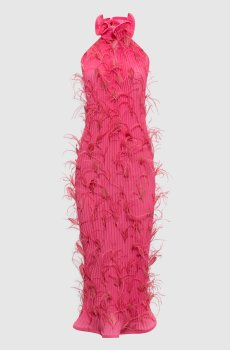 Розовое платье-плиссе с открытой спиной с перьями
