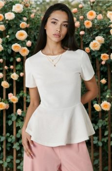 Блузка з домішкою віскози та декоративними рюшами - кремовий