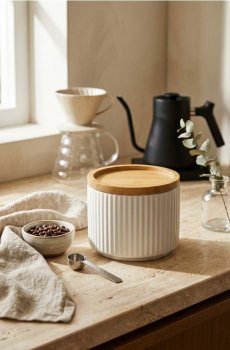 Рифлений керамічний контейнер для їжі з бамбуковою кришкою - білий