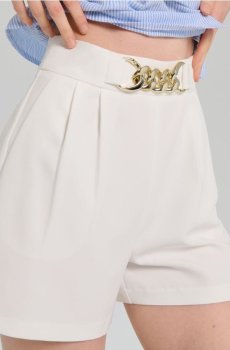 Елегантні шорти зі складками та декоративною золотою деталлю - кремовий