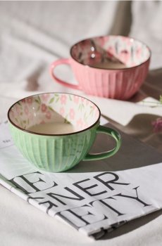 Керамічний кухоль з квітковим мотивом - світло-зелений