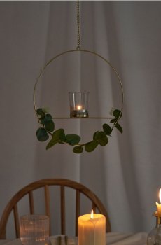 Декоративний свічник з металевою рамкою та рослинними акцентами - золотий