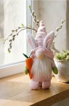 Великодня декорація у вигляді гнома із заячими вушками та морквою - пастельний рожевий
