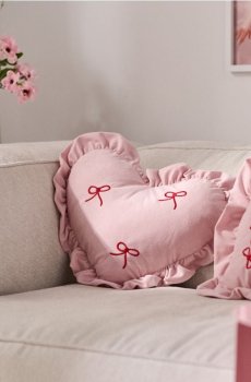 Декоративна подушка у формі серця з рюшем і вишитими бантиками - пастельний рожевий