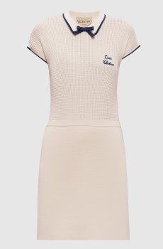 Бежевое платье с вышивкой логотипа