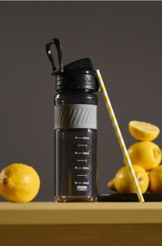 Пляшка для води з мірною шкалою та ручкою - чорний