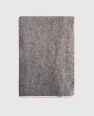 Серое махровое полотенце с вышивкой логотипа эмблемы