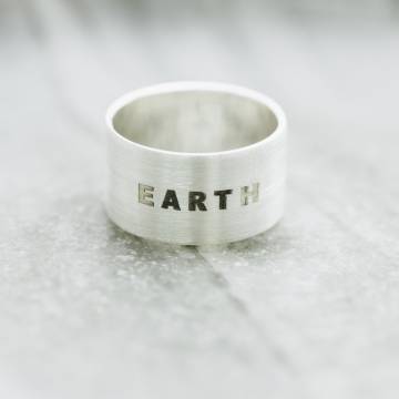 Серебряное кольцо с гравировкой "Earth" 112143earth Серебряное кольцо с гравировкой "Earth" 112143earth